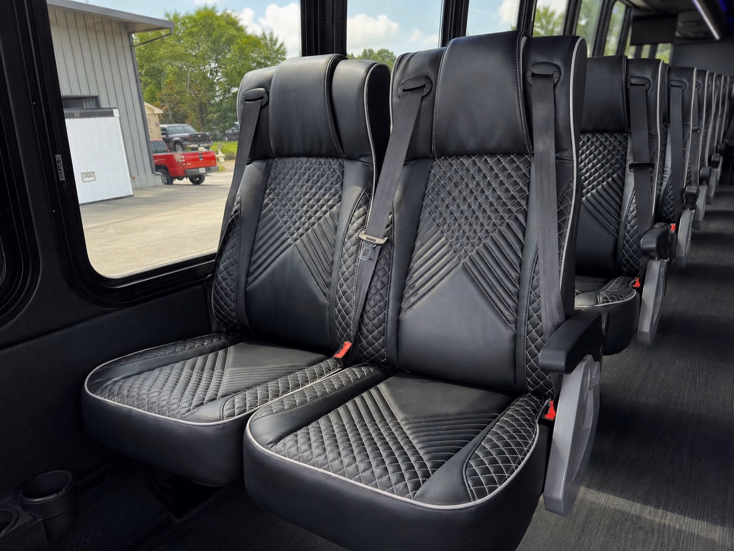 connecting anchorage groups to denali fairbanks and the kenai peninsula by charter bus